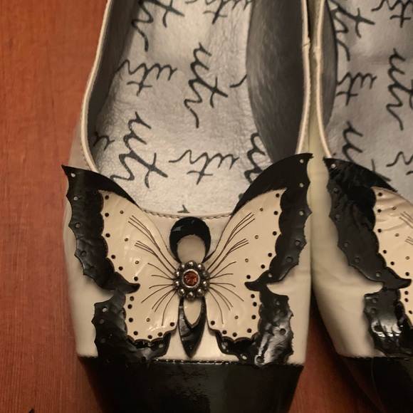 Beautiful elegant black and white butterfly shoes - Picture 2 of 6